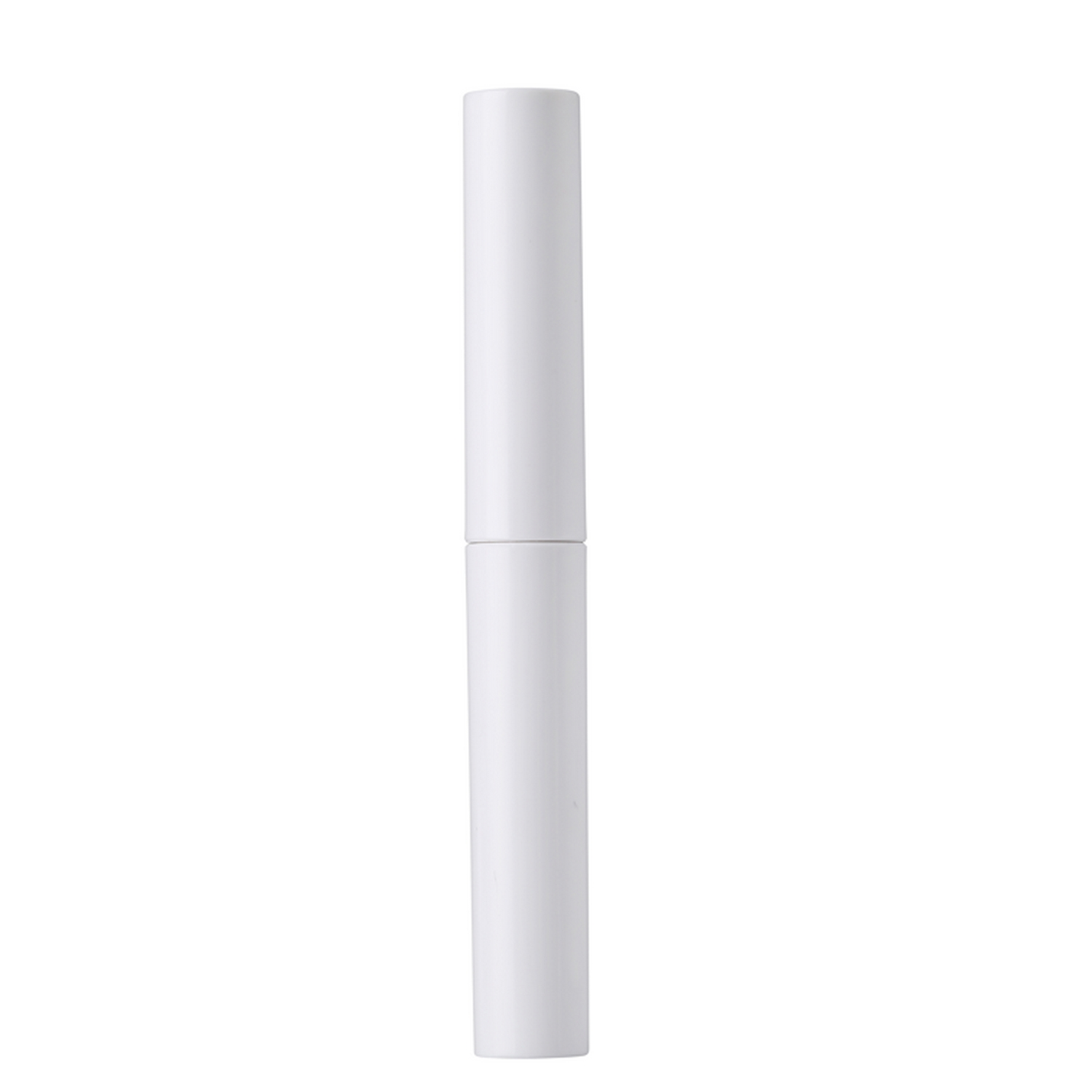 Tubo de rímel blanco, cerrado, vertical, sobre fondo blanco.
