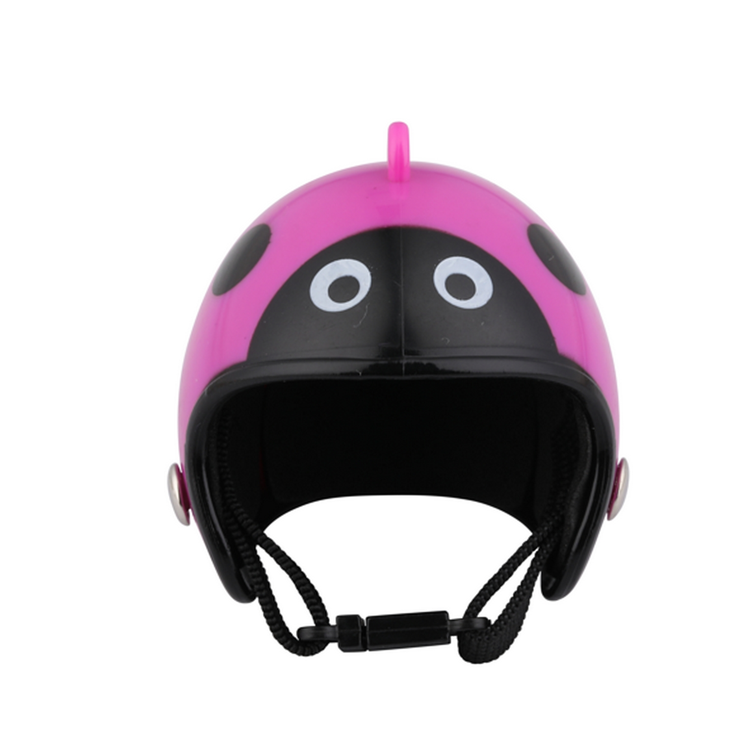 Un casco rosa de mariquita con lunares negros y correas, sobre fondo blanco.