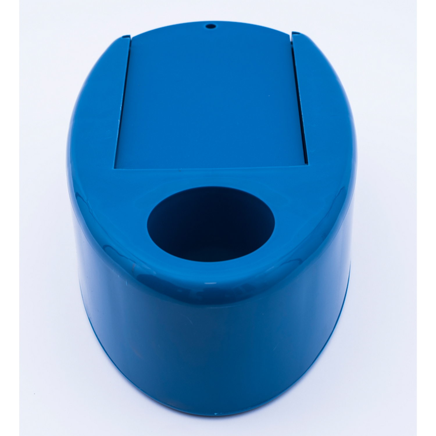 Contenedor de basura de plástico azul con un agujero en la parte superior y una abertura circular al frente.