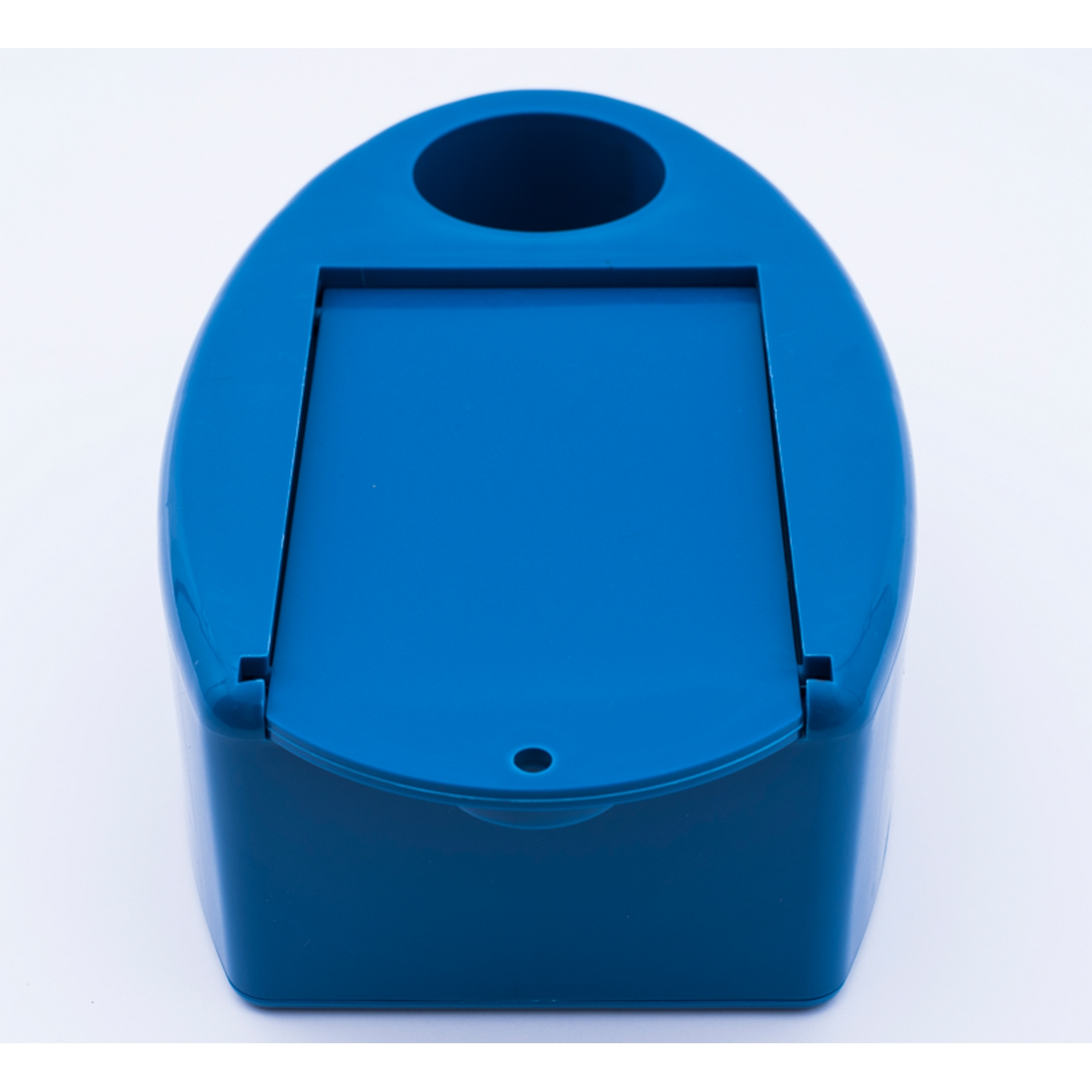 Un contenedor de reciclaje de plástico azul con una ranura para insertar objetos.