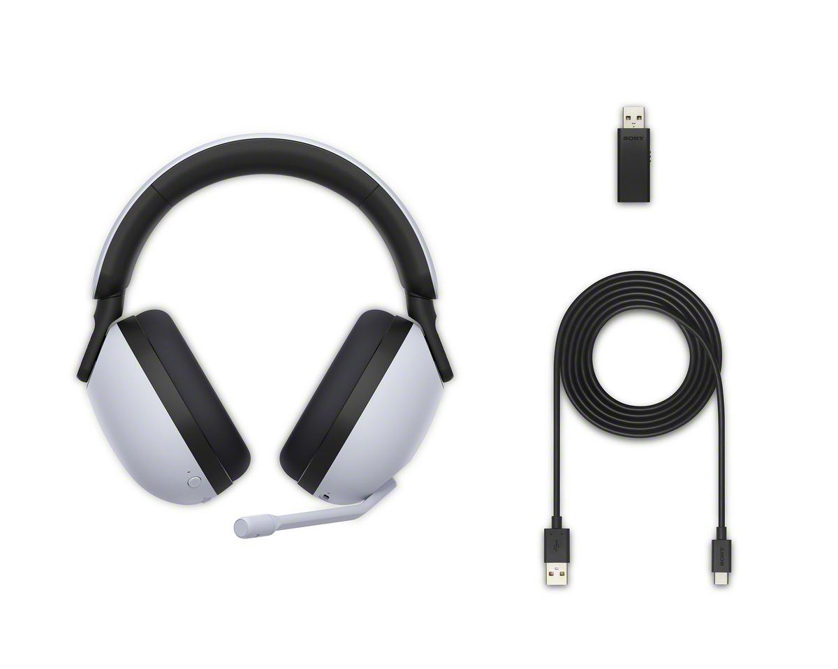 Weißes und schwarzes Gaming-Headset mit Mikrofon, USB-Dongle und Ladekabel auf weißem Hintergrund.