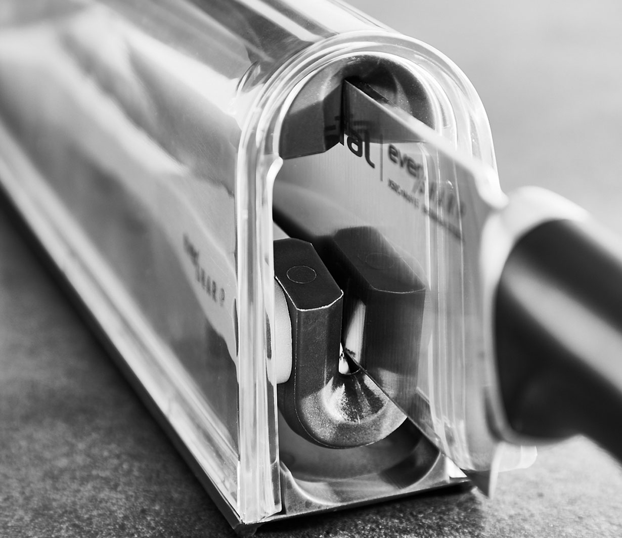 Afilador de cuchillos. Un cuchillo se inserta en una carcasa de plástico transparente.