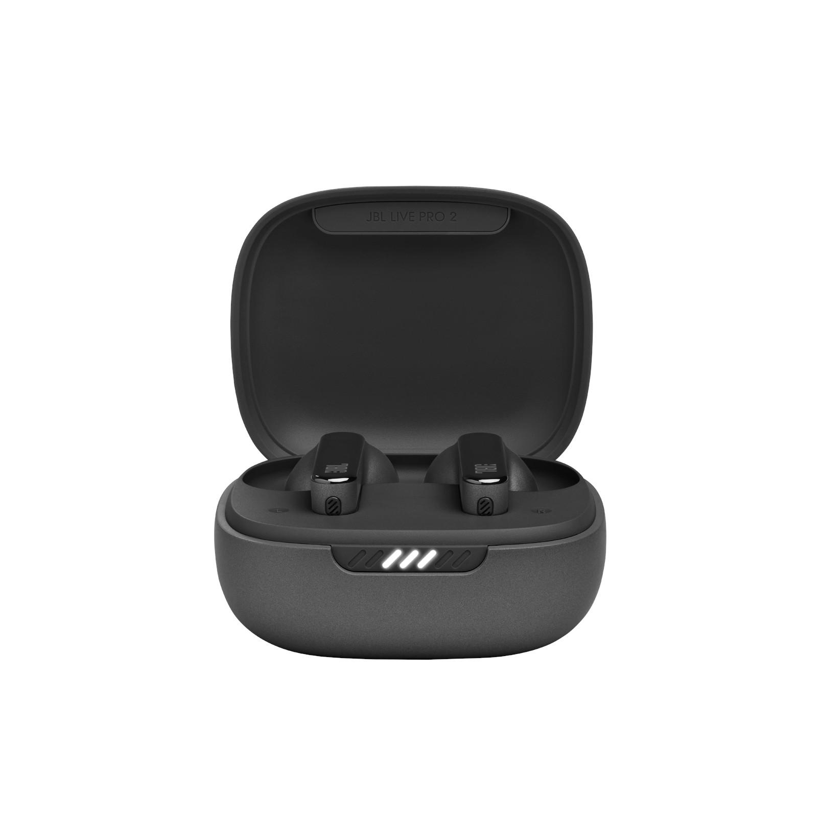 Schwarze JBL Live Pro 2 Ohrhörer in der Ladehülle. Weißer Hintergrund.