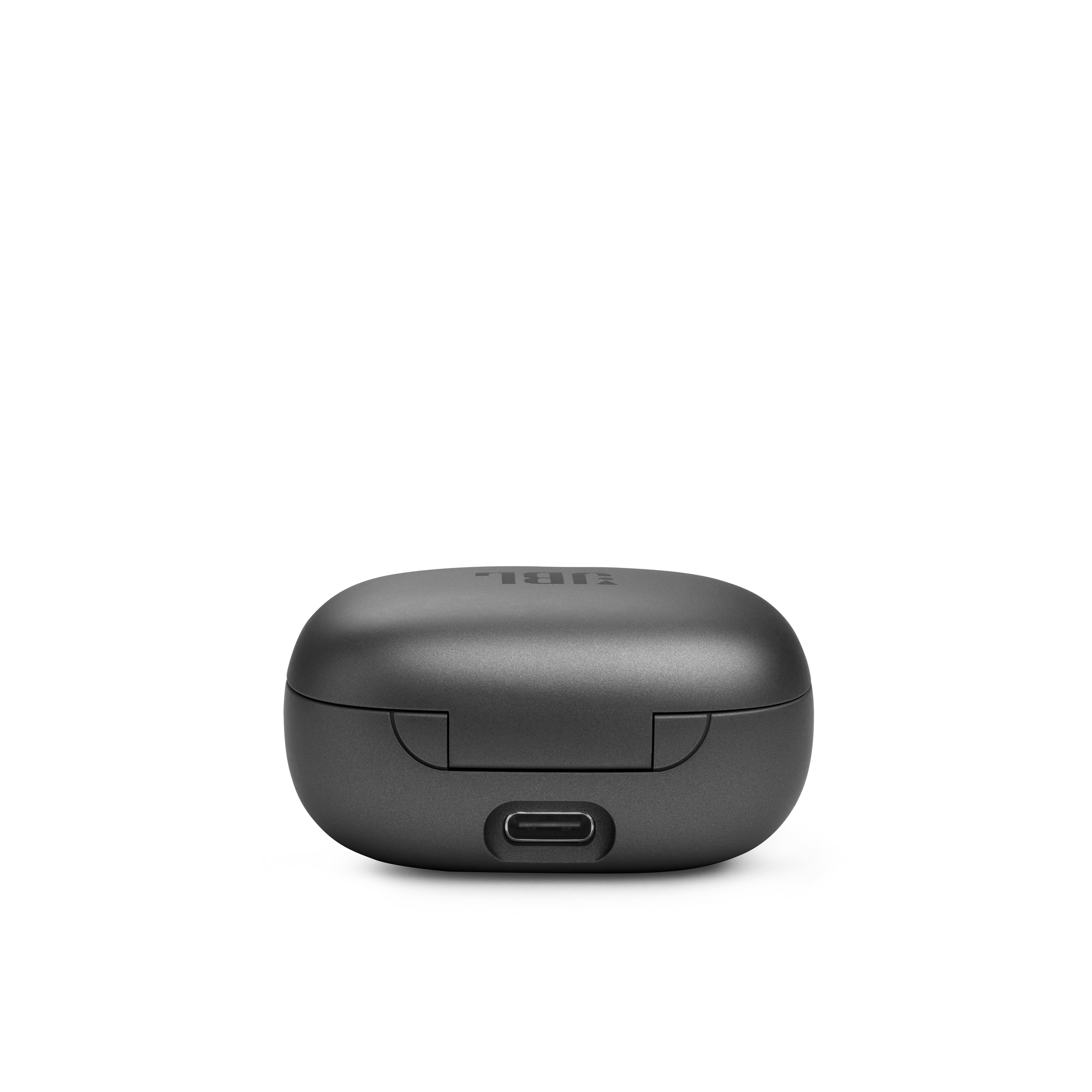 Geschlossenes schwarzes JBL-Kopfhörer-Ladecase. Das JBL-Logo ist oben. Ein USB-C-Anschluss ist sichtbar.