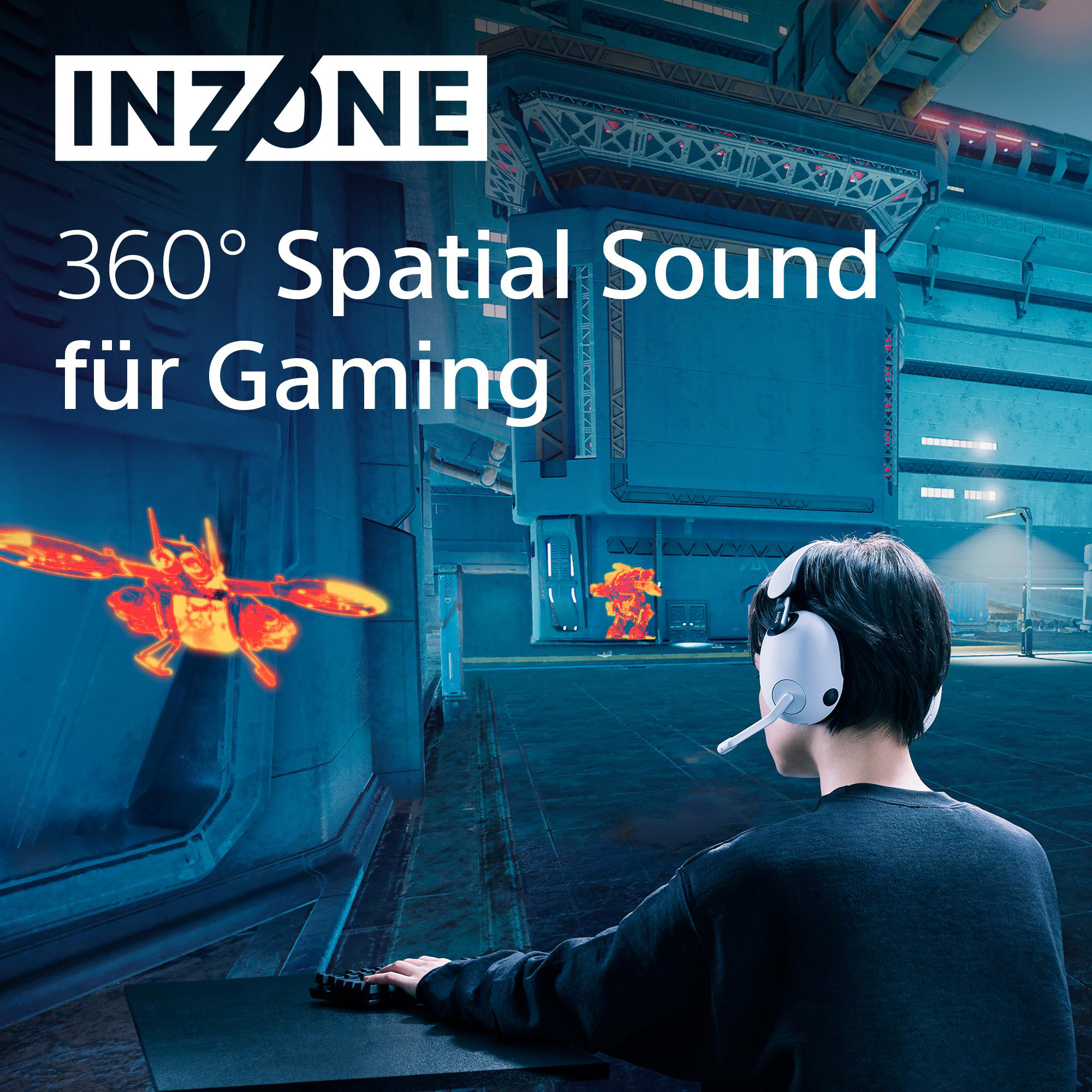 Eine Person mit Kopfhörern spielt ein Videospiel. Die Szene ist futuristisch.