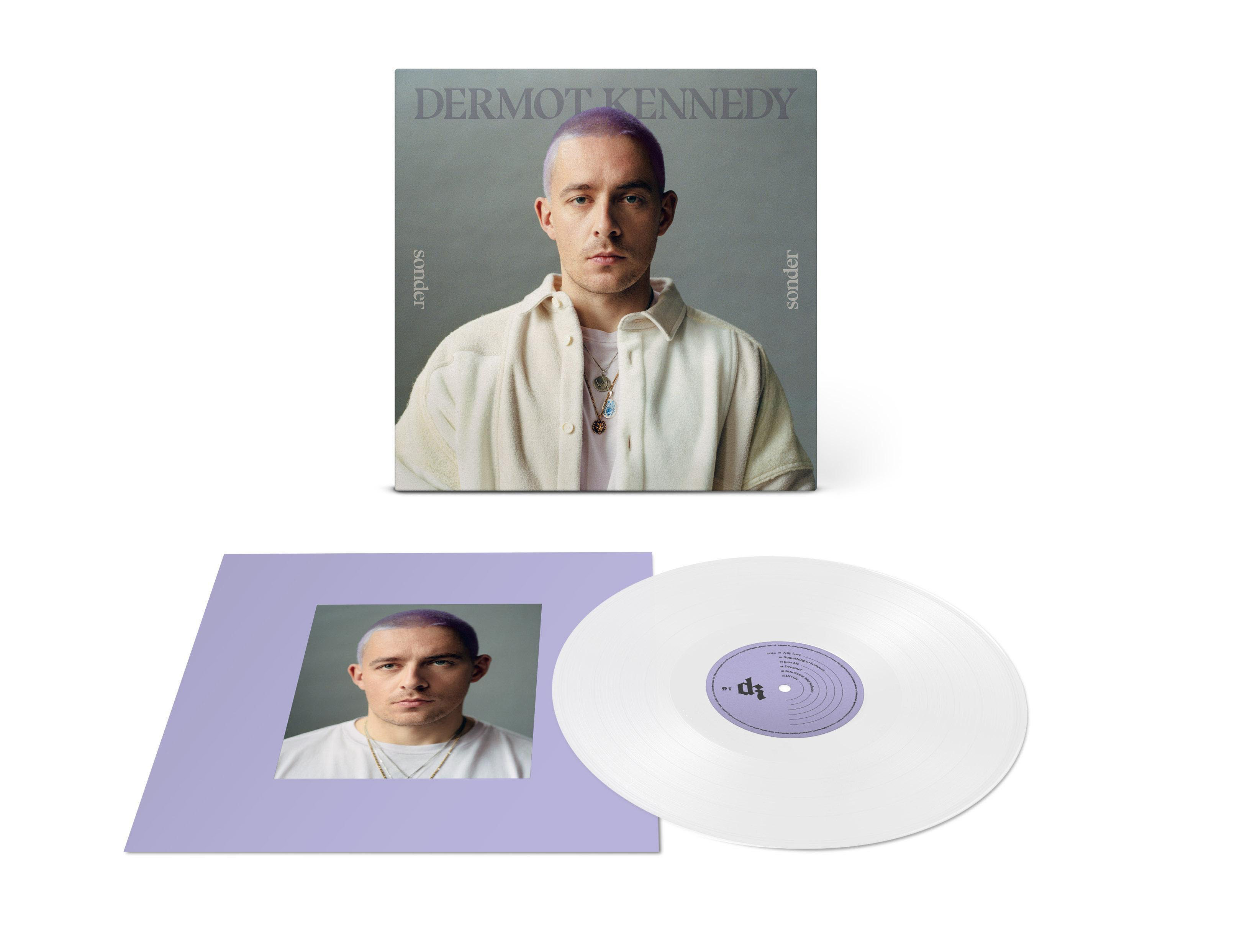 Albumcover: Dermot Kennedy, 'Sonder'. Mann in weißem Hemd, lila Haare. Vinyl-Schallplatte wird gezeigt.