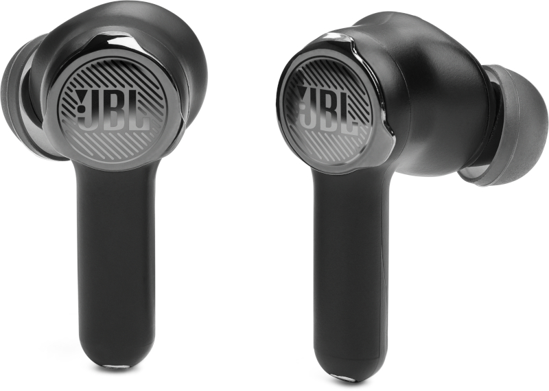 Zwei schwarze JBL-Ohrhörer. Jeder Ohrhörer hat das JBL-Logo in Silber auf einer schwarzen Oberfläche.