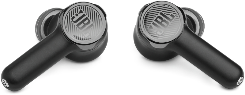 Zwei schwarze JBL-Ohrhörer, Seitenansicht, auf weißem Hintergrund. JBL-Logo ist sichtbar.