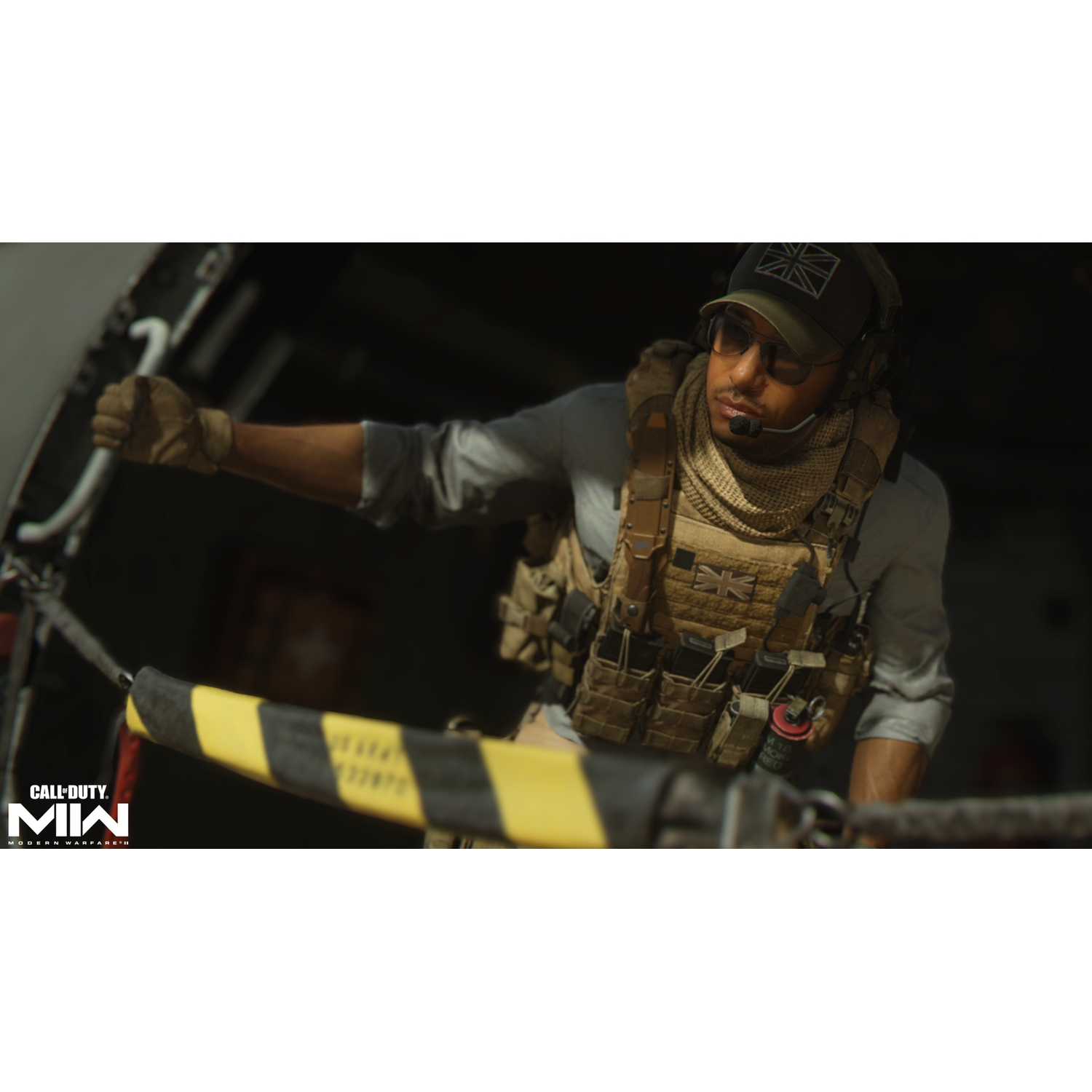 Un soldado con equipo, sosteniendo un arma, mirando hacia la derecha, en una escena del juego.