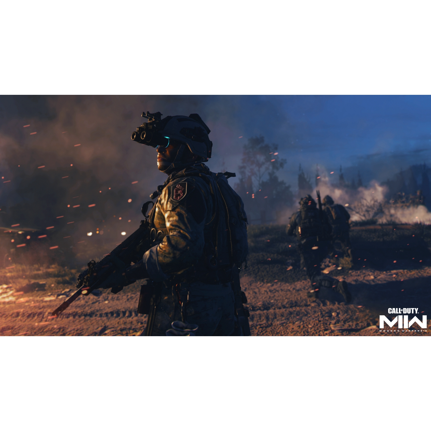 Soldados con equipo de combate. Uno mira hacia adelante con gafas de visión nocturna. Cielo nocturno.