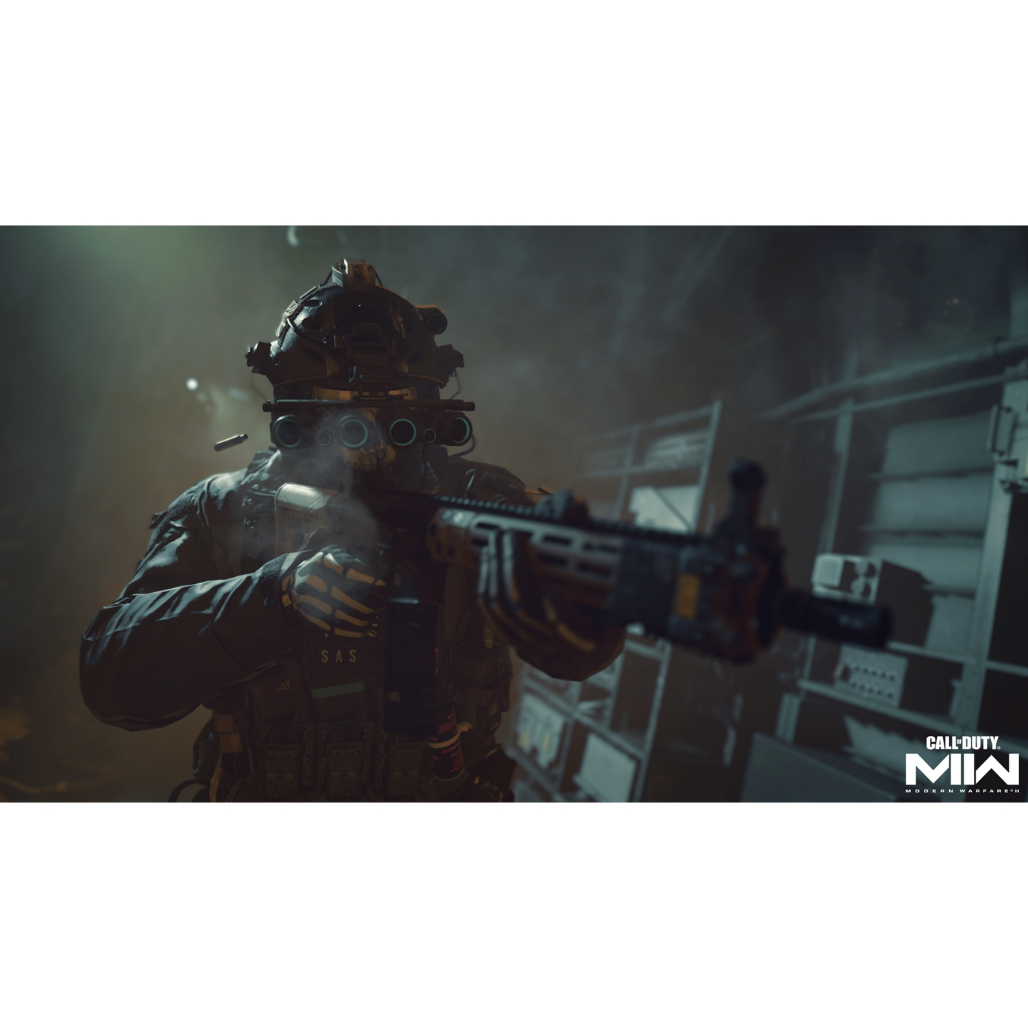 Un soldado con uniforme oscuro sostiene un rifle. El fondo es oscuro, interior industrial.