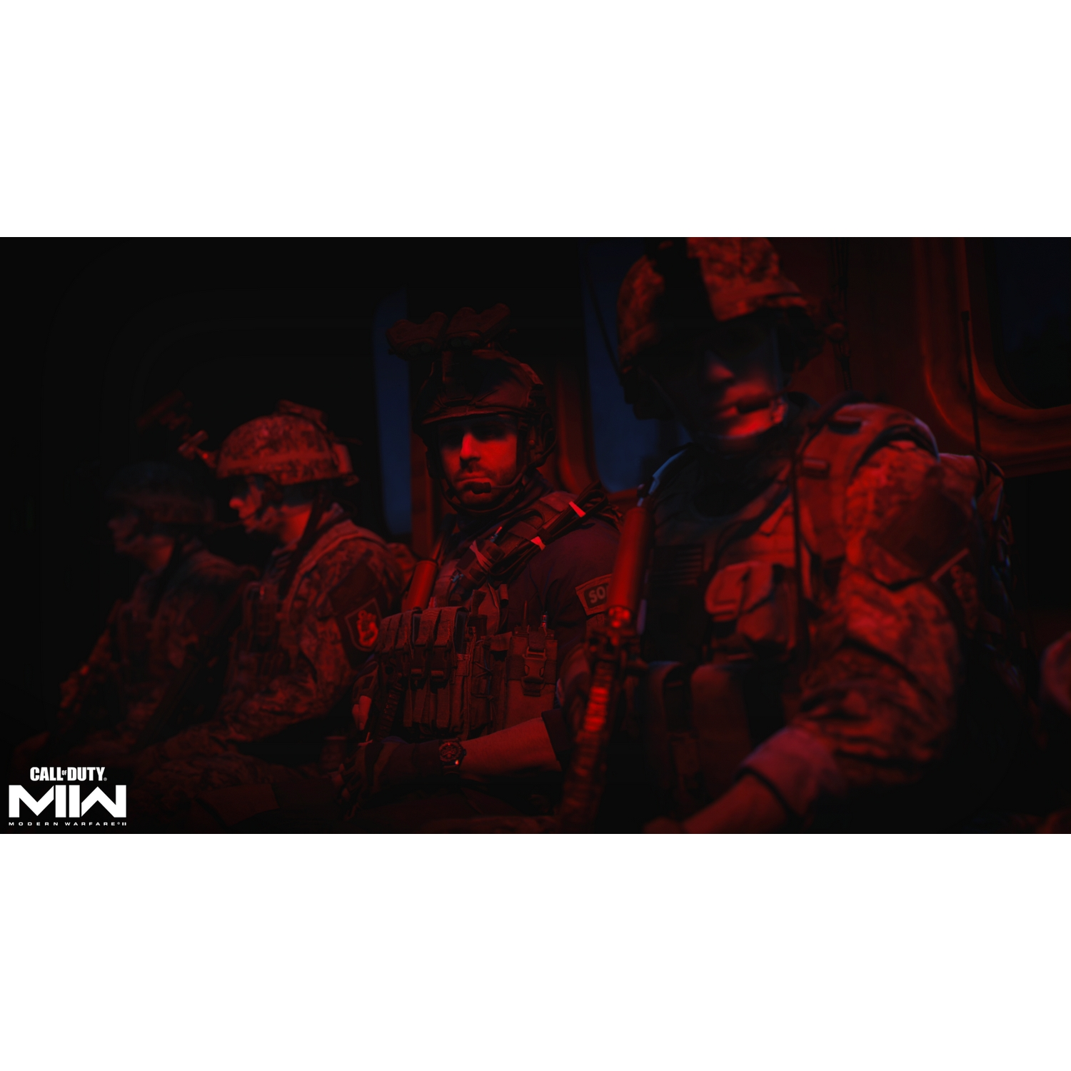 Soldados con equipo militar en un entorno oscuro, iluminado en rojo. Están en un vehículo.