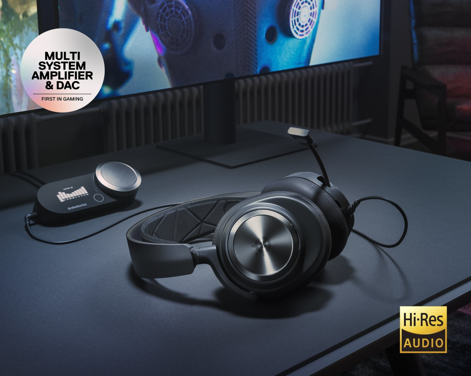 Gaming fejhallgató, DAC és erősítő az asztalon, a háttérben monitor.