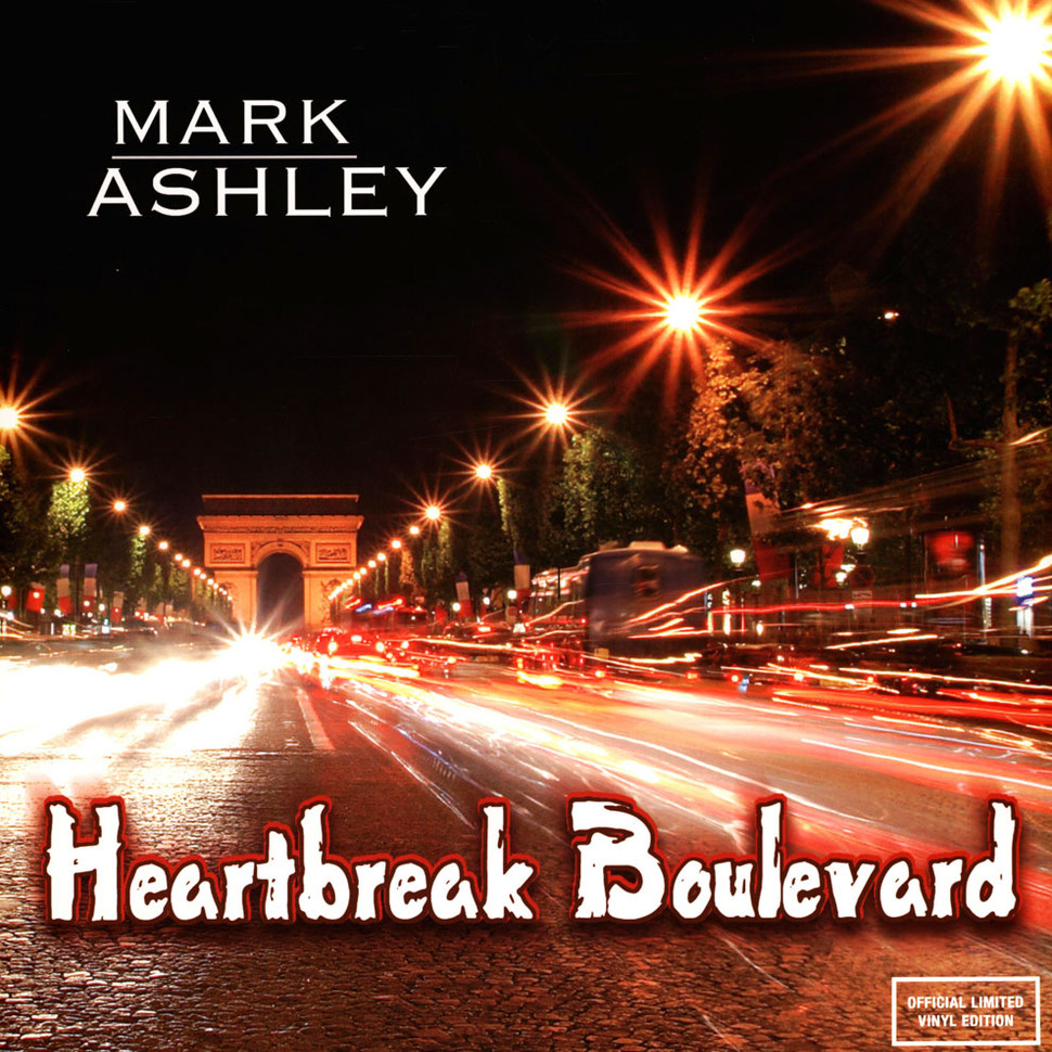 Éjszakai jelenet egy városi utcával, fényekkel és a 'Heartbreak Boulevard' névvel.
