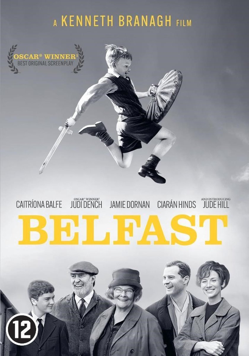 Affiche du film 'Belfast'. Un garçon saute en l'air avec une épée. Il y a des gens en bas.