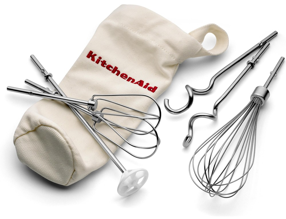 KitchenAid keverő tartozékok vászontáskában. Különböző habverők és keverőfejek láthatók.