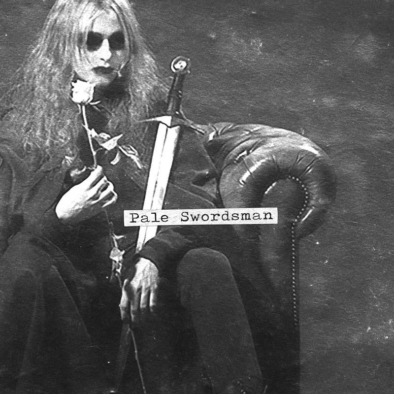 Schwarz-Weiß-Foto. Person in dunkler Kleidung, Rose haltend, Schwert. Text: 'Pale Swordsman'.