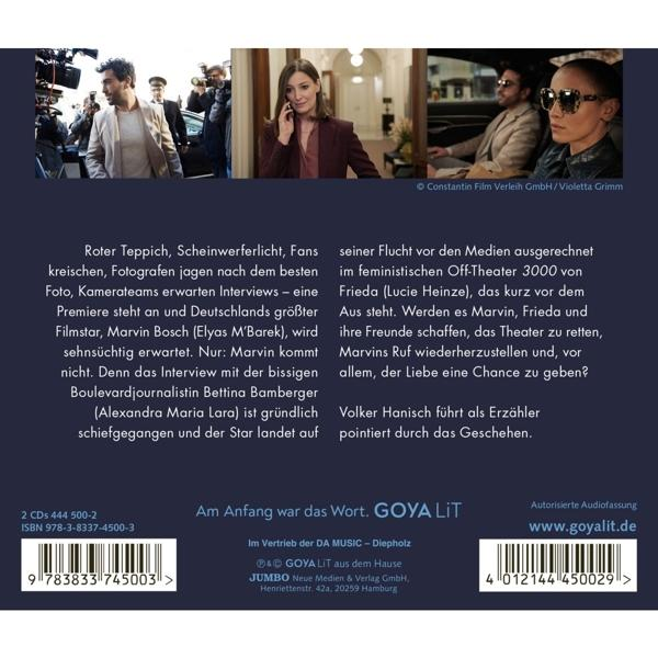 Szene eines Films mit Schauspielern, Text und einer CD. Eine Frau spricht.