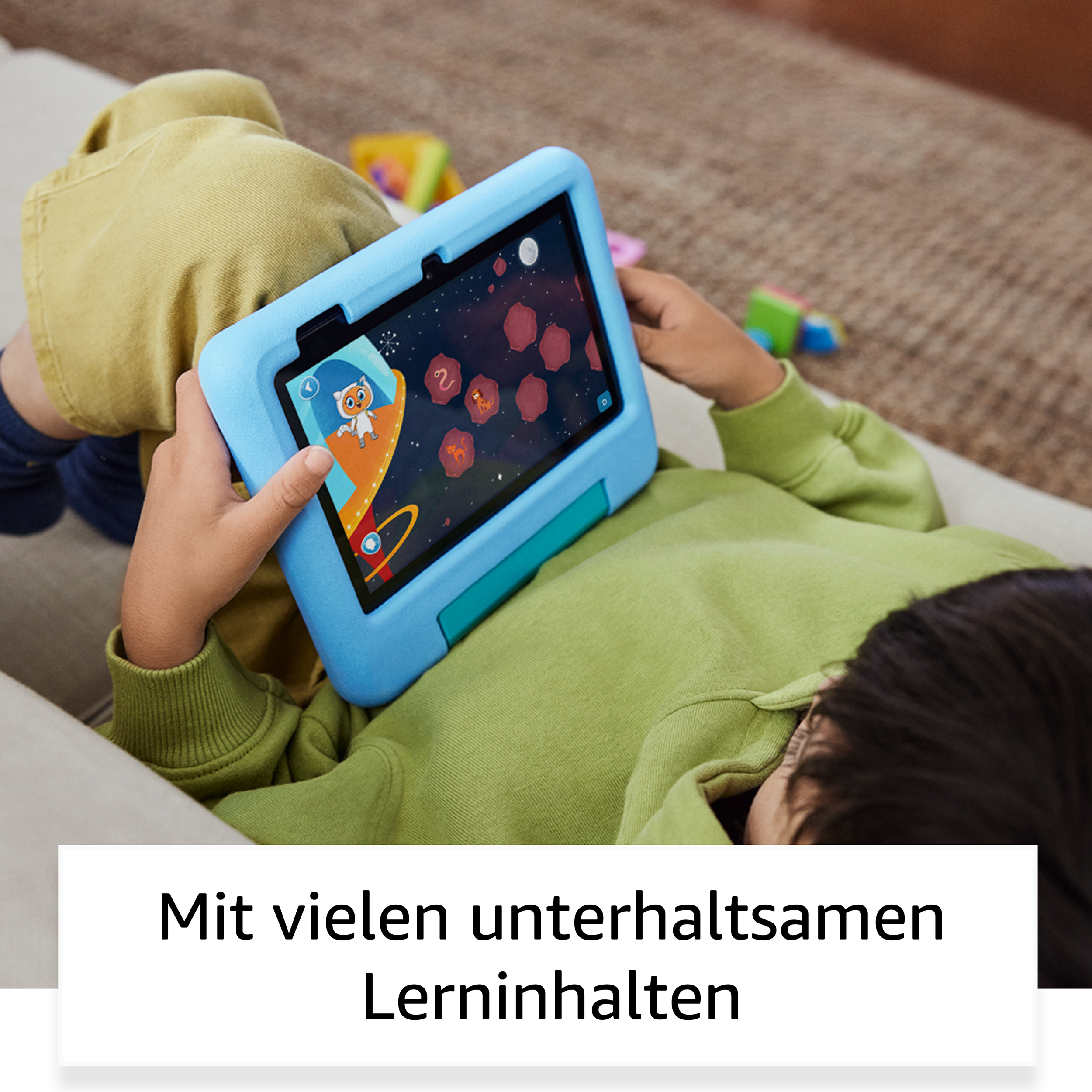 Ein Kind liegt und spielt auf einem blauen Tablet. Der Bildschirm zeigt ein Spiel mit Weltraumelementen.