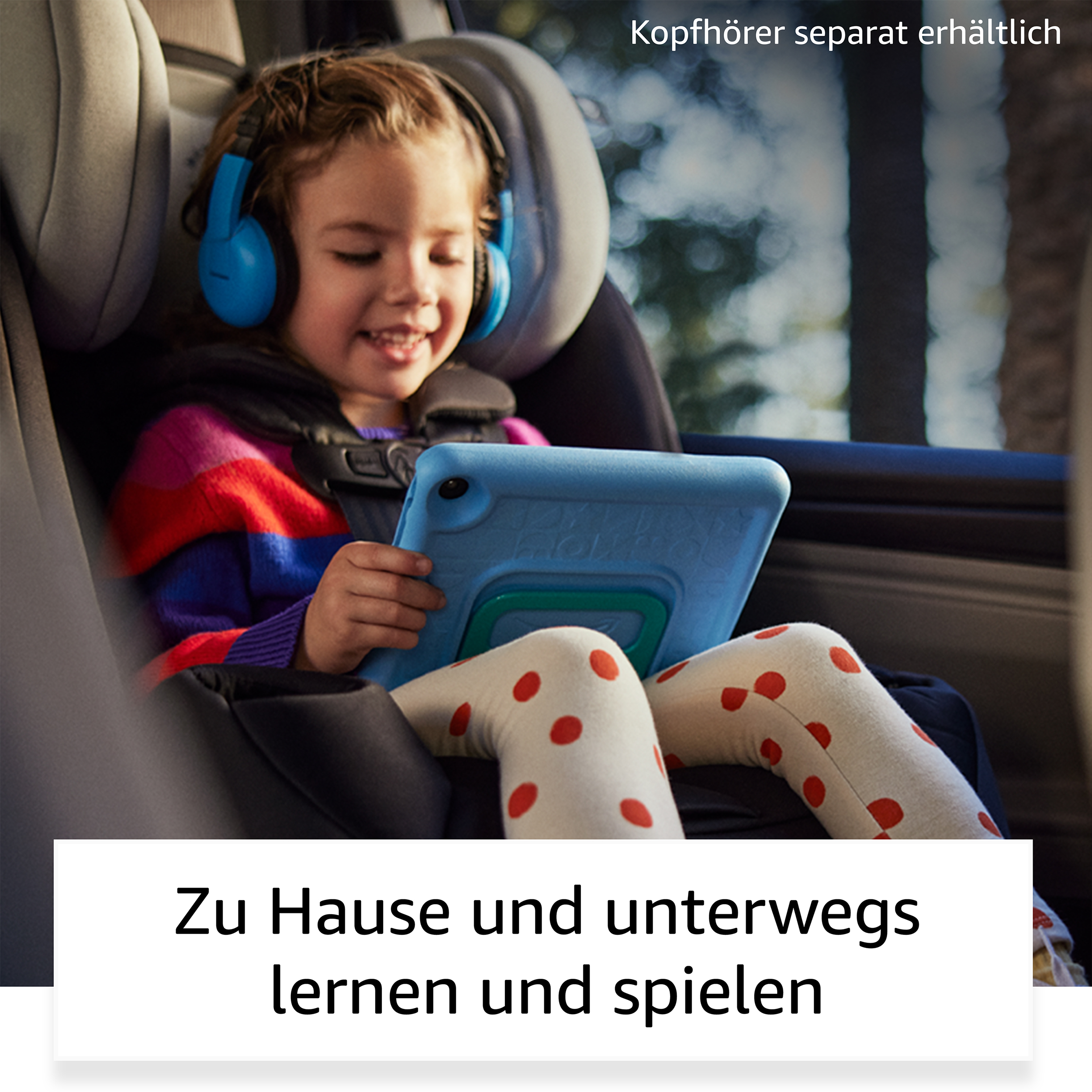 Mädchen mit Kopfhörern, das im Autositz auf ein Tablet schaut.