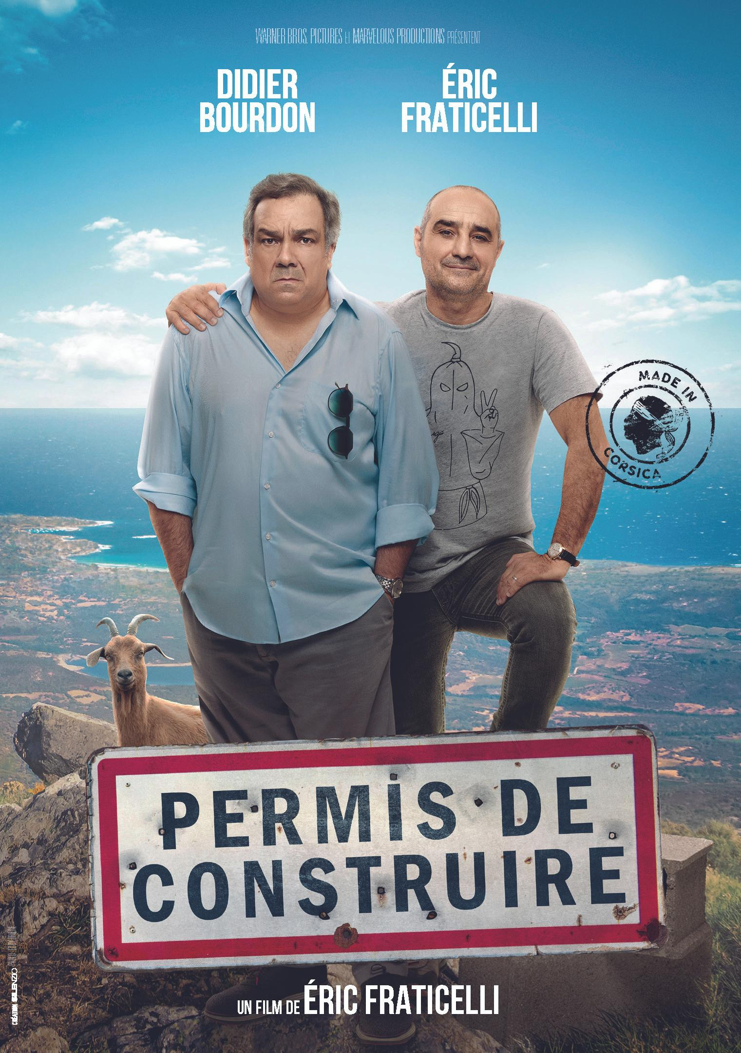 Affiche de film avec deux hommes et une chèvre. Texte 'Permis de Construire'. Ciel bleu et paysage vert.