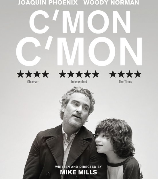 Affiche de film. Joaquin Phoenix et un garçon regardent le spectateur. Texte 'C'mon C'mon' et critiques en haut.