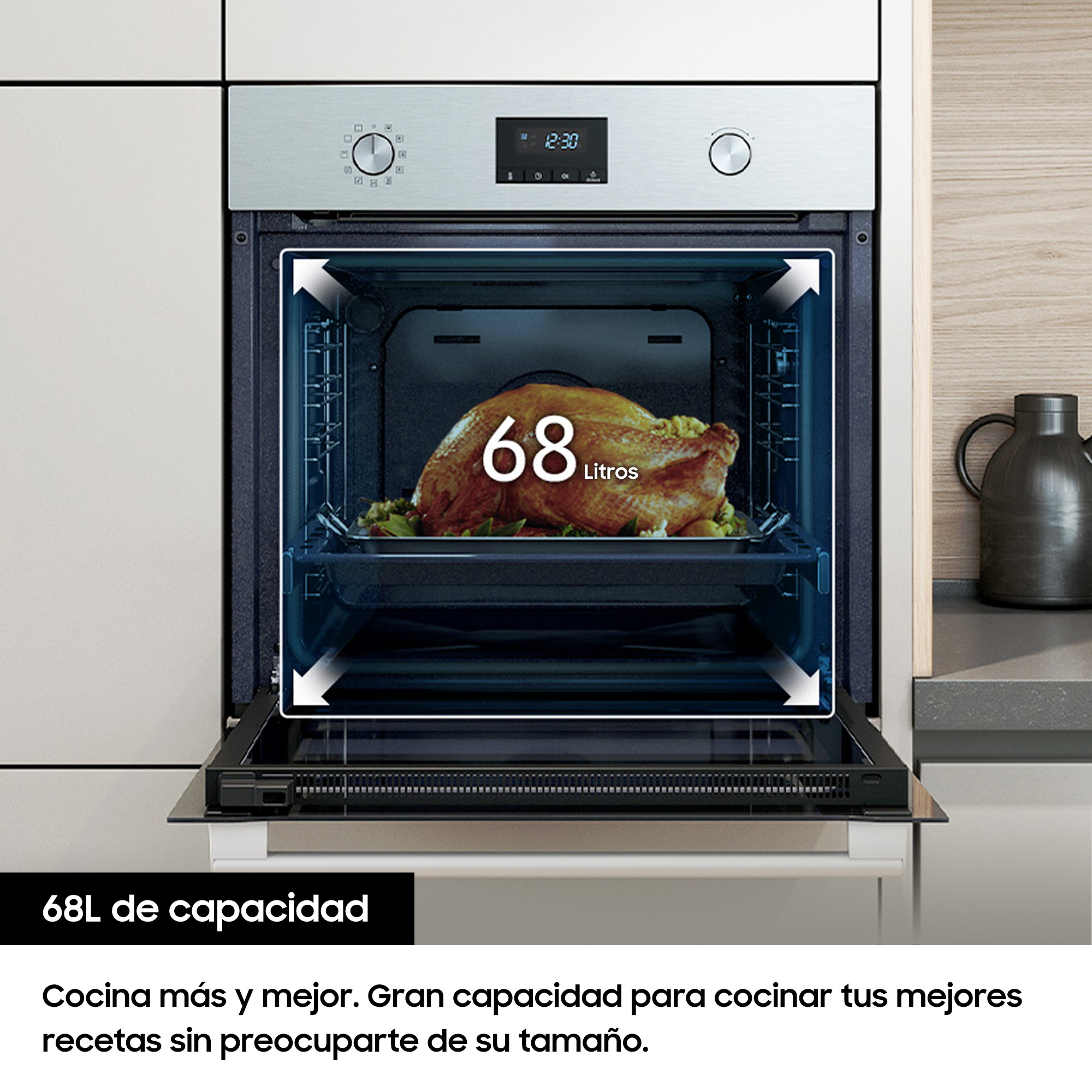 Interior del horno con pavo cocido. El texto dice 68 Litros y 68L de capacidad.