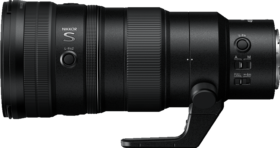 Un objectif Nikkor S noir, montrant les détails et les réglages, avec un fond noir.