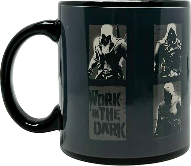 Egy sötétszürke bögre gyilkosok képeivel és a 'Work in the Dark' szöveggel.