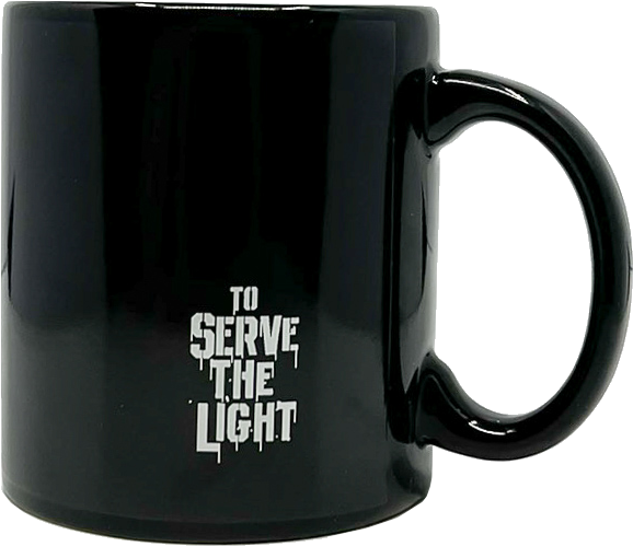 Fekete bögre a 'TO SERVE THE LIGHT' felirattal fehér, csepegő betűtípussal.