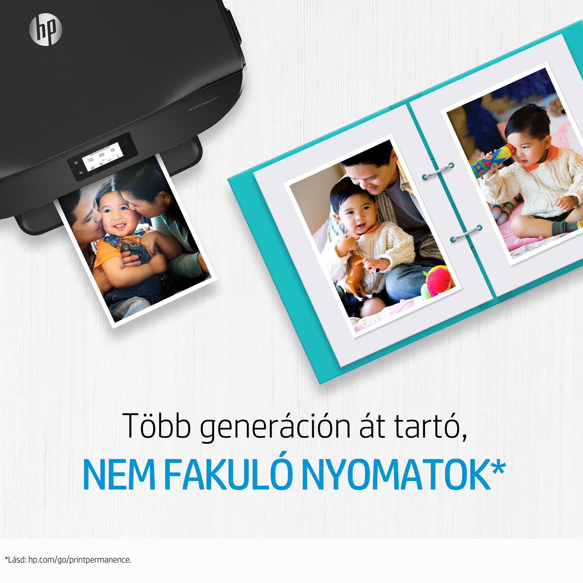 Nyomtatott fotók nyomtatóval, nyitott album. Egy család egy fotón.