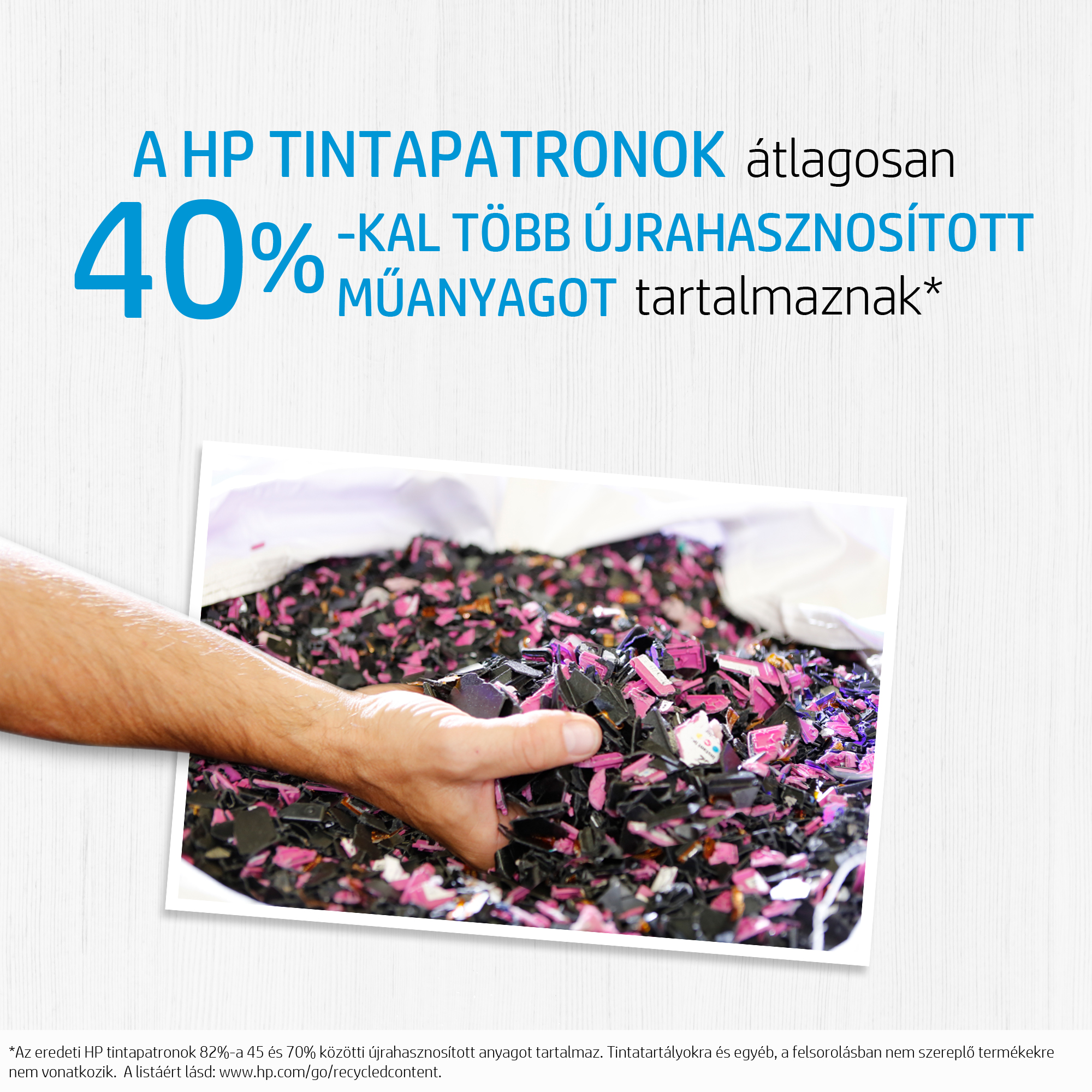 Kéz, amely újrahasznosított műanyagot tart. A szöveg 40%-kal több újrahasznosított műanyagot ír.