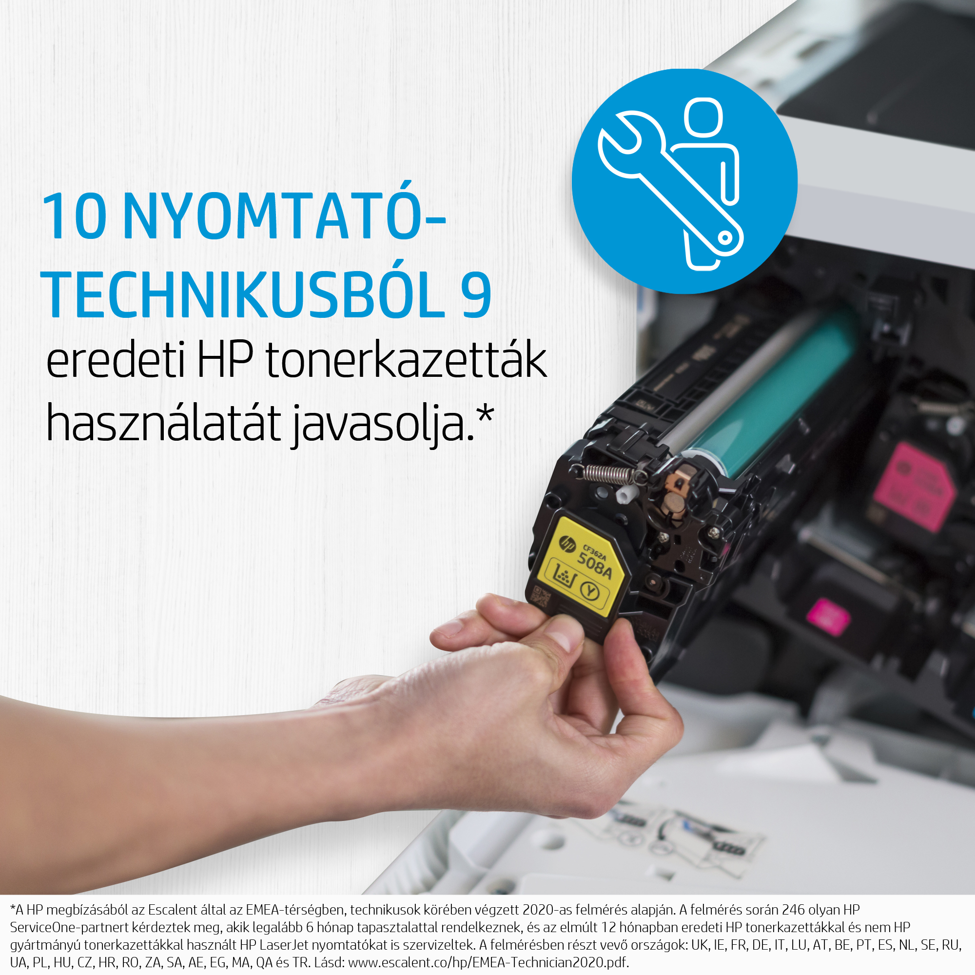 Egy kéz sárga tonerkazettát helyez a nyomtatóba, felette magyar nyelvű szöveggel.