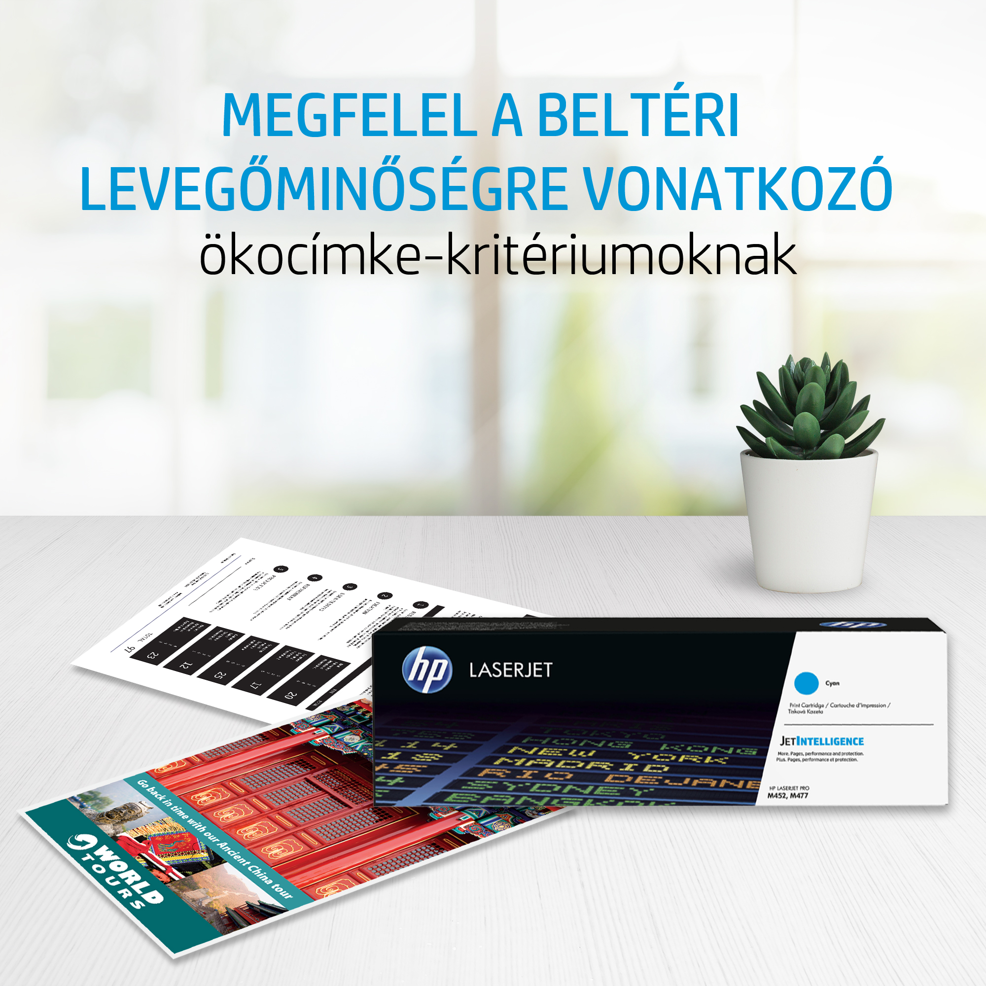 Egy nyomtató, dokumentumok és egy növény. A szöveg a beltéri levegőminőségi öko-címke kritériumoknak való megfelelést népszerűsíti.
