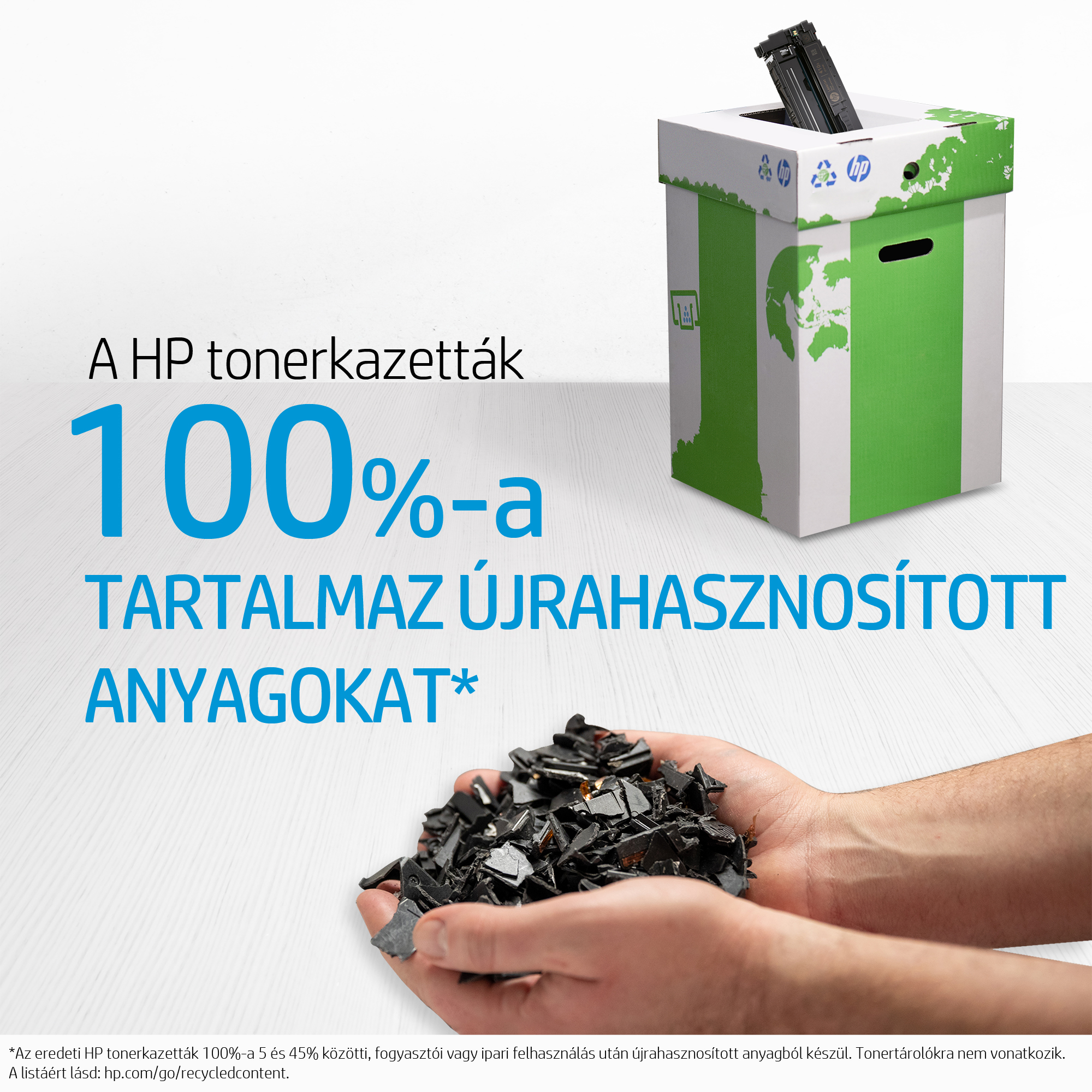 Kézben fekete műanyag darabok, újrahasznosító edénnyel és tonerkazettával. A szöveg az újrahasznosított anyagokat népszerűsíti.