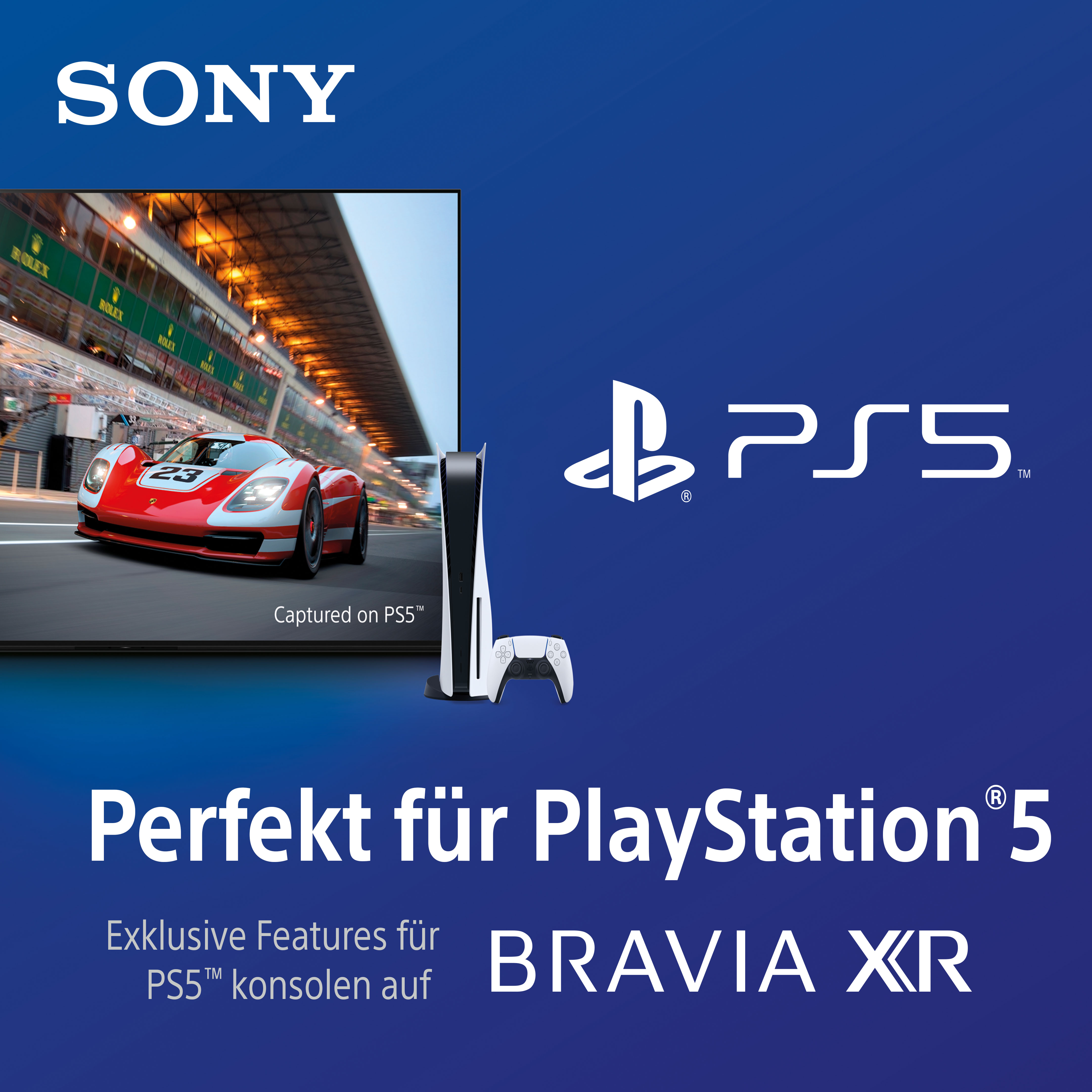 Sony-Anzeige mit einem Rennwagen auf einem Fernseher. PlayStation 5-Konsole und Controller werden gezeigt.
