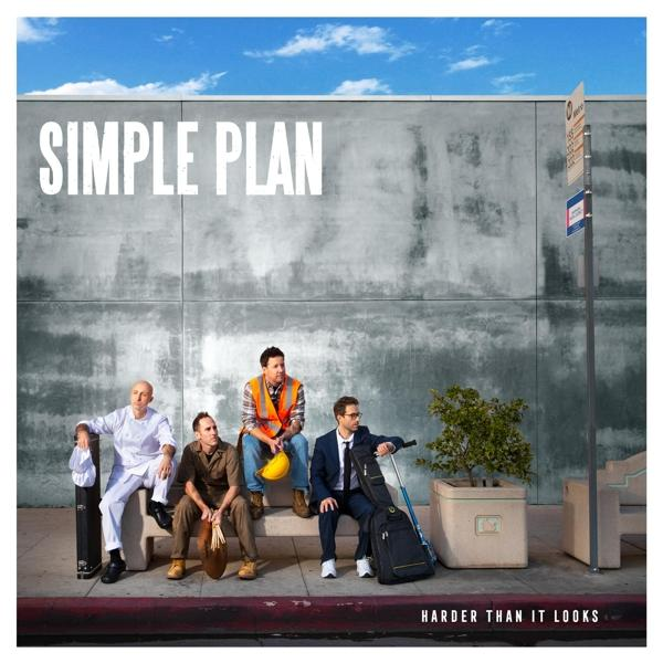A Simple Plan együttes tagjai egy padon ülnek. Egy szakács, egy építőmunkás és egy öltönyös férfi gitártokkal látható.