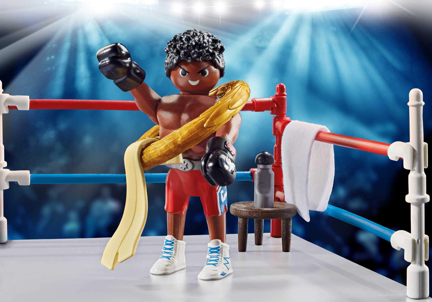 Playmobil-Boxerfigur in einem Boxring. Er hält einen goldenen Gürtel.