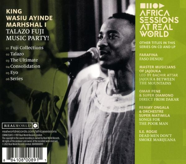 CD-Cover mit einem Mann, der in ein Mikrofon singt. Text enthält Künstler- und Albuminfo, mit grünem Hintergrund.