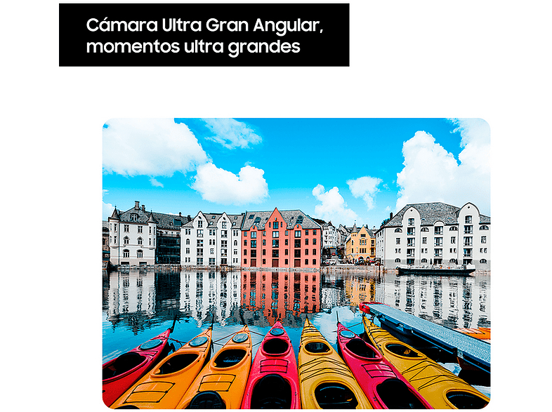 Una vista panorámica de un lago con coloridos kayaks y edificios al fondo bajo un cielo azul.