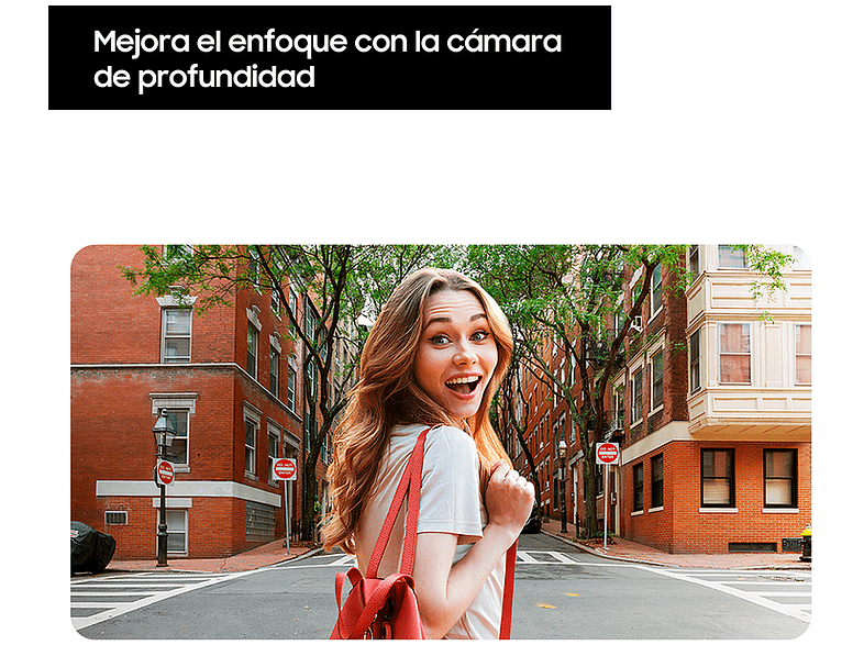 Una mujer en calles de la ciudad, mirando atrás, sonriendo, con mochila roja, edificios.