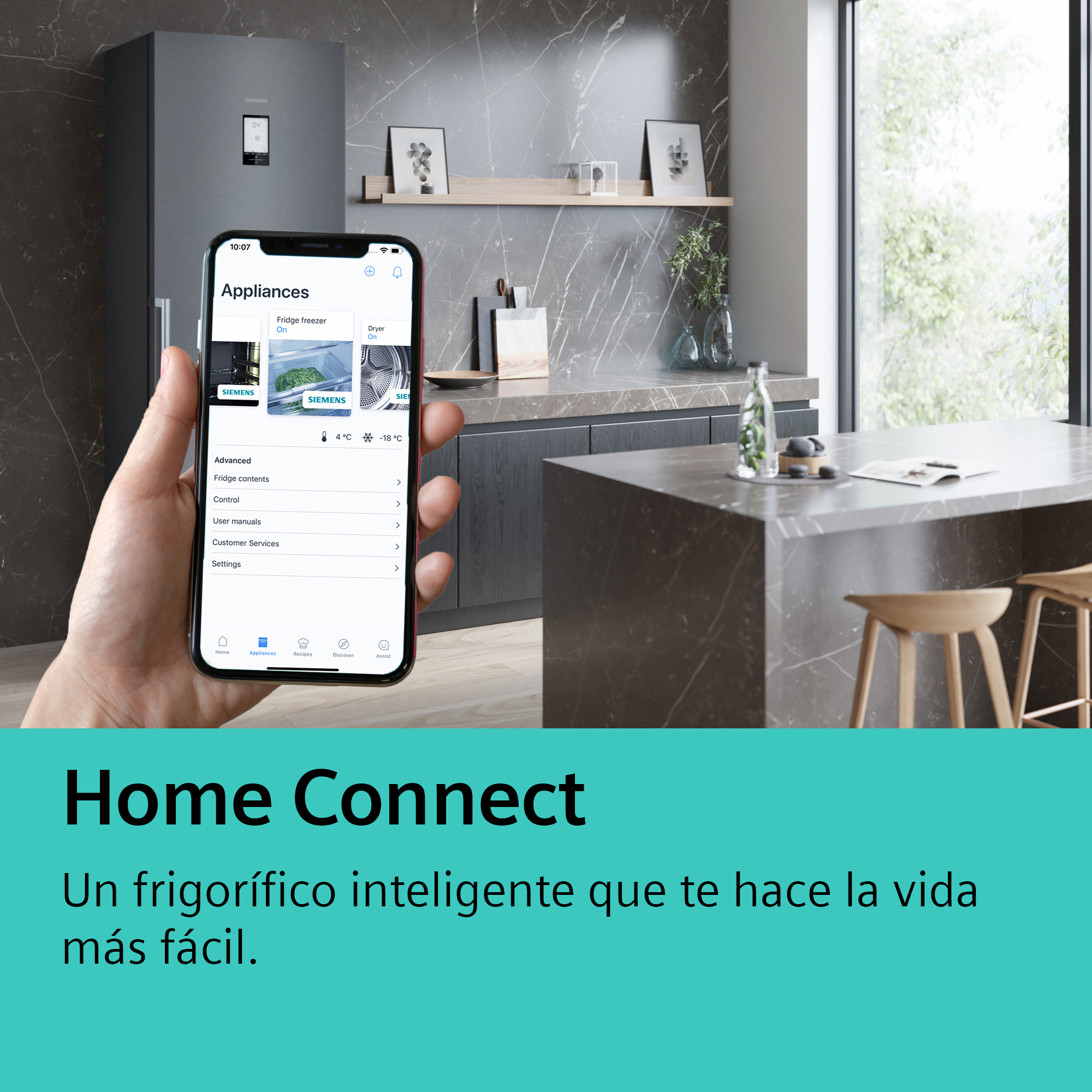 Una persona sosteniendo un smartphone que muestra la app Siemens Home Connect en una cocina moderna.