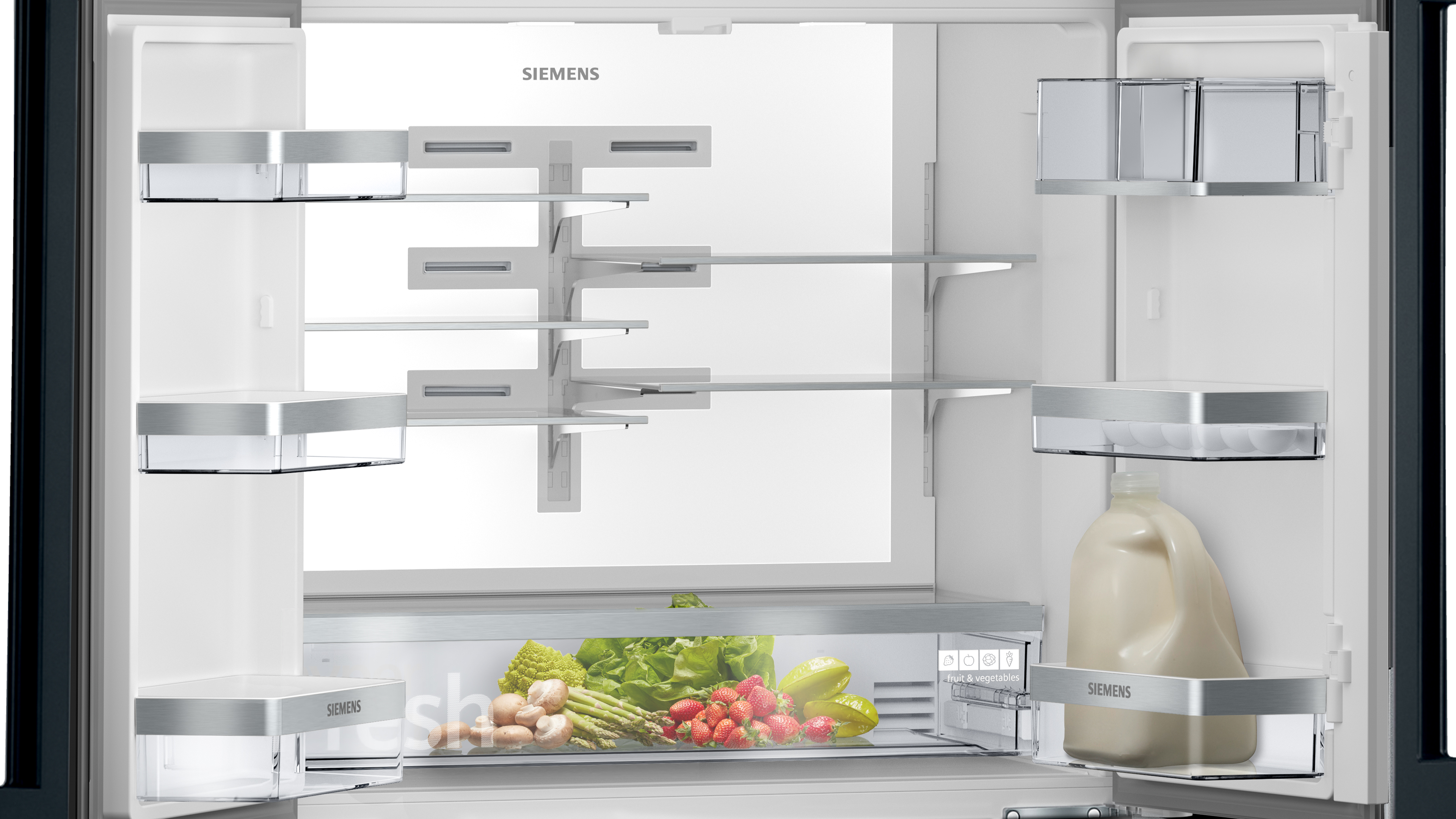 Interior de refrigerador con estantes, alimentos y una botella de leche, todo en un entorno brillante.