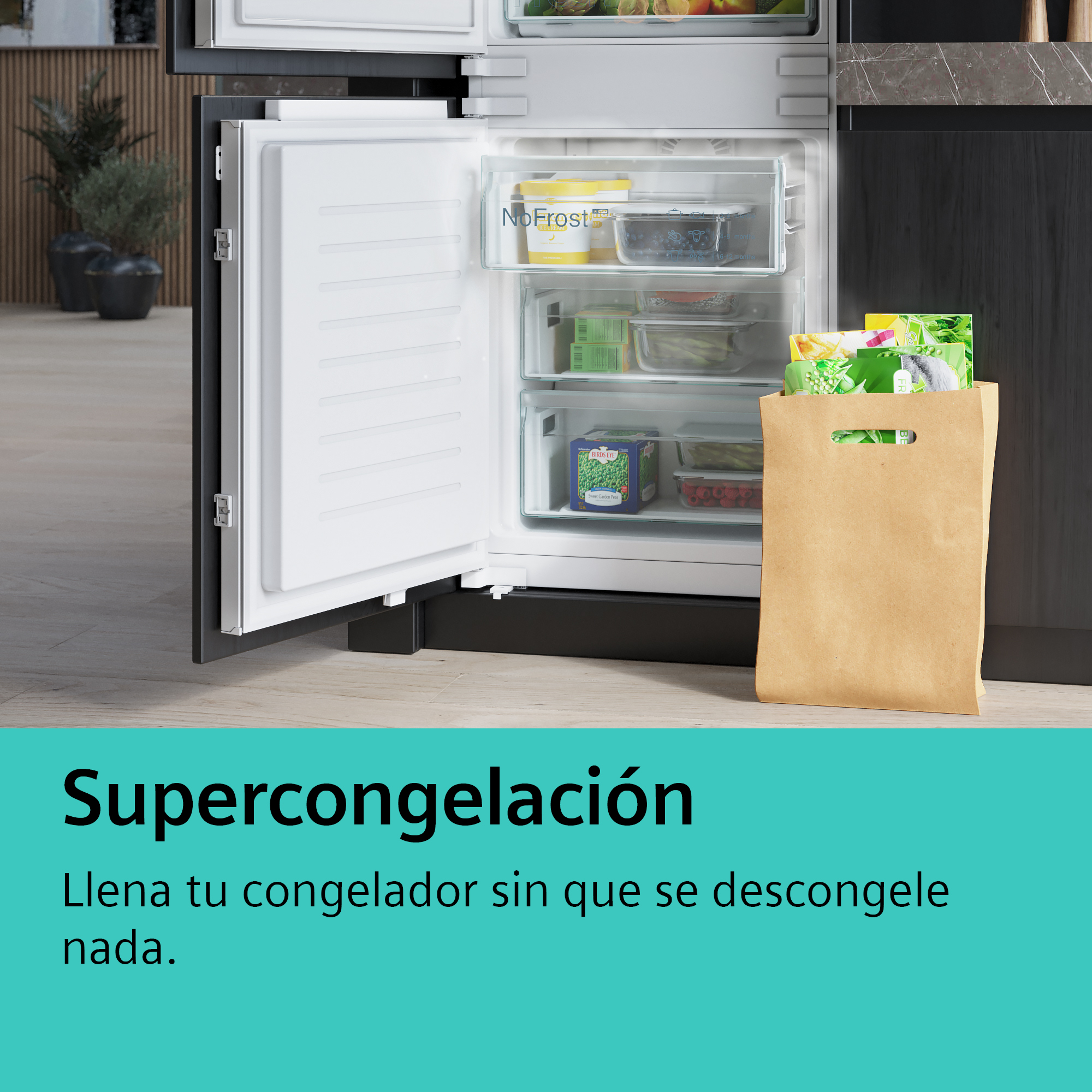 Un refrigerador abierto con alimentos y una bolsa de papel marrón delante.