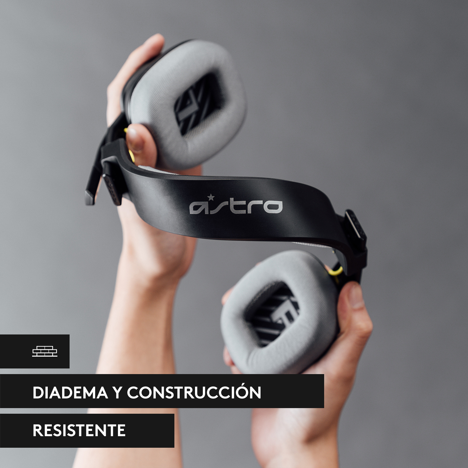 Manos sosteniendo auriculares negros y grises, con texto 'Diadema y Construcción'.
