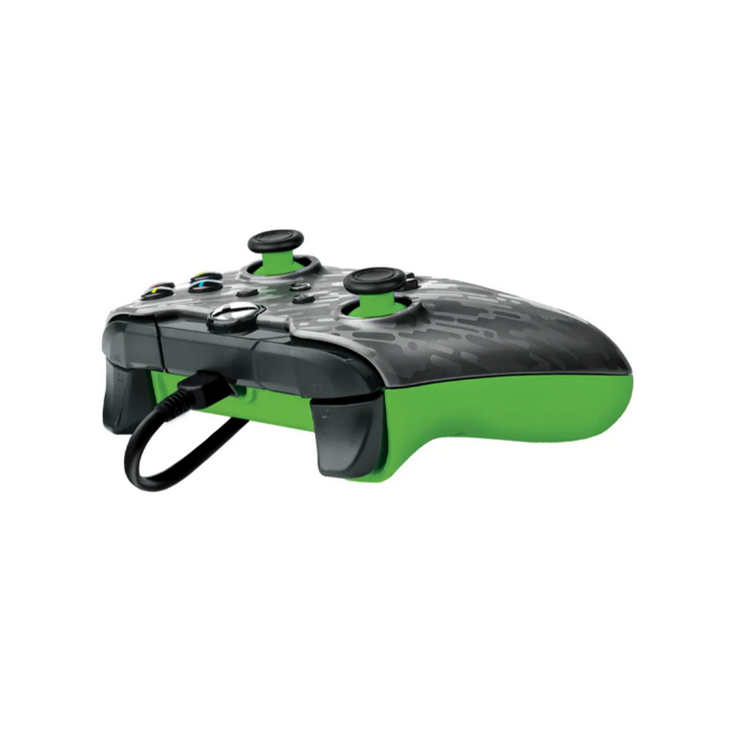 Un mando de Xbox verde y gris con un cable USB negro conectado, vista en ángulo.
