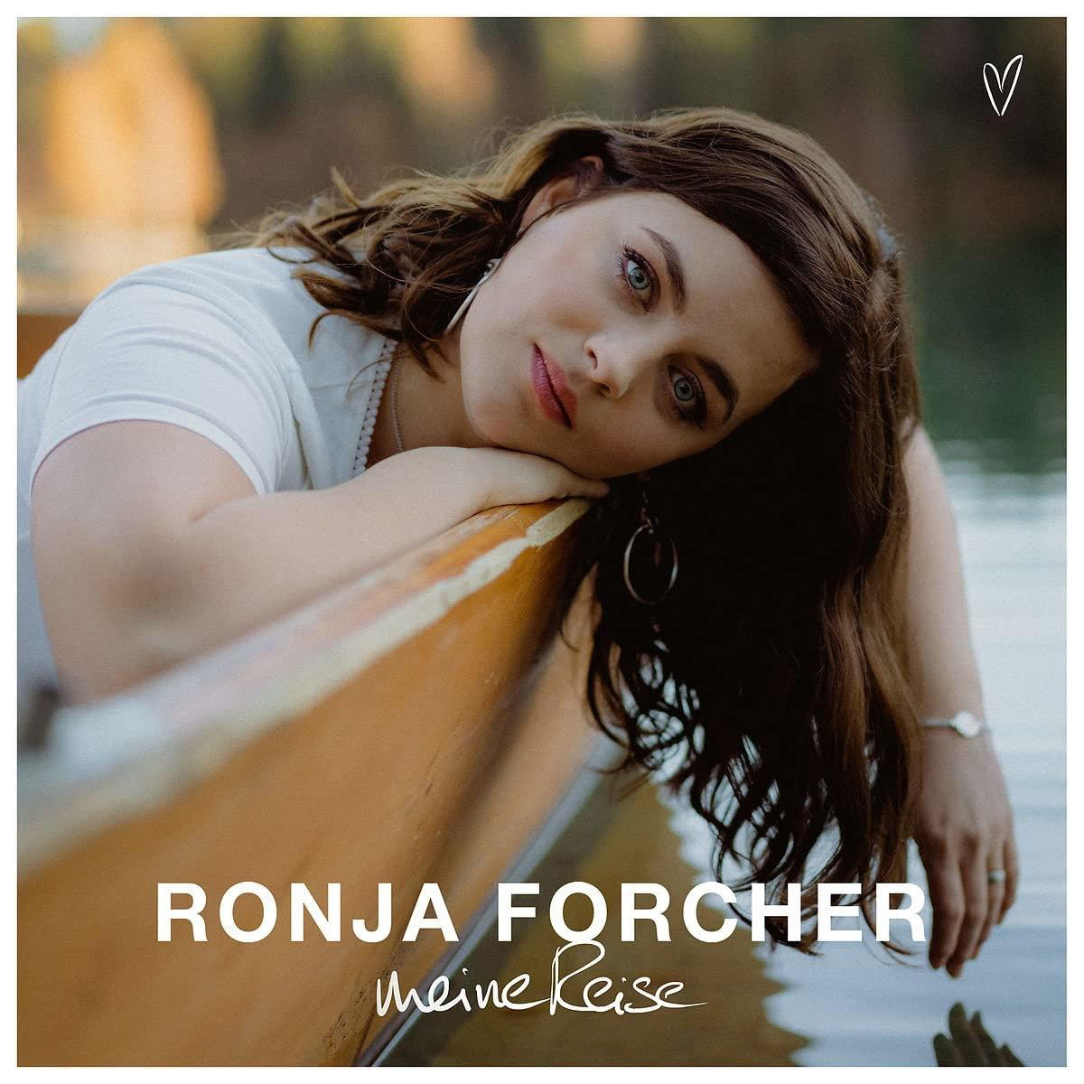 Eine Frau in einem Boot, die in die Kamera schaut. Text: RONJA FORCHER, Meine Reise.