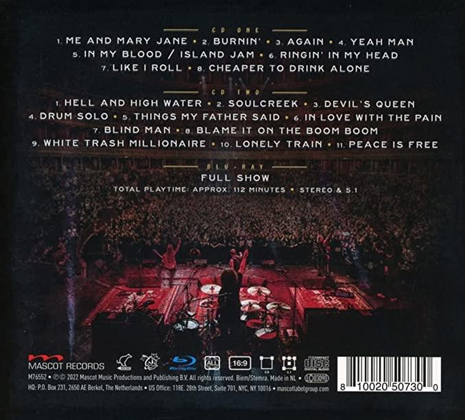 Egy CD-tok hátulja a dalcímekkel és a kreditekkel. Egy zenekar színpadi fellépésének fotóját mutatja.