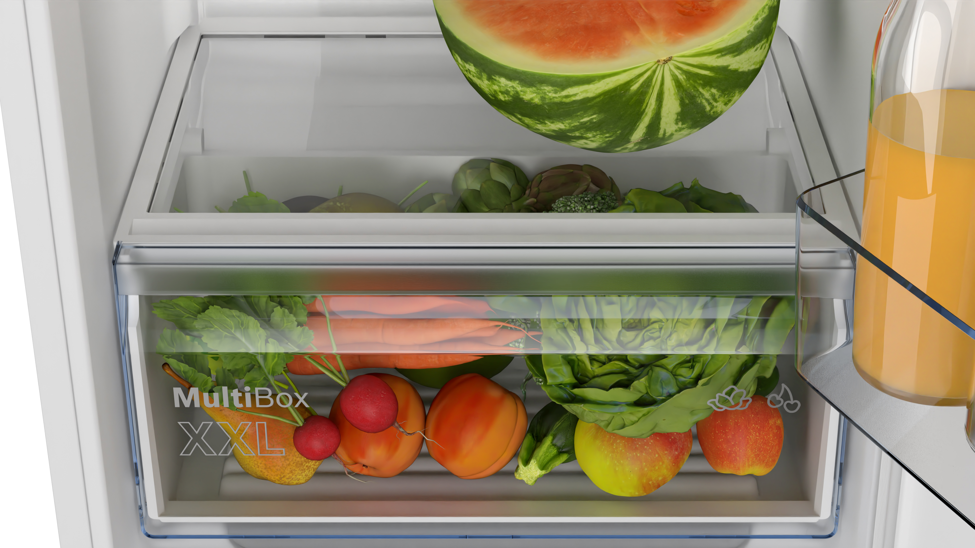 Koelkastlade gevuld met fruit en groenten. Inclusief wortelen, appels en groenten.