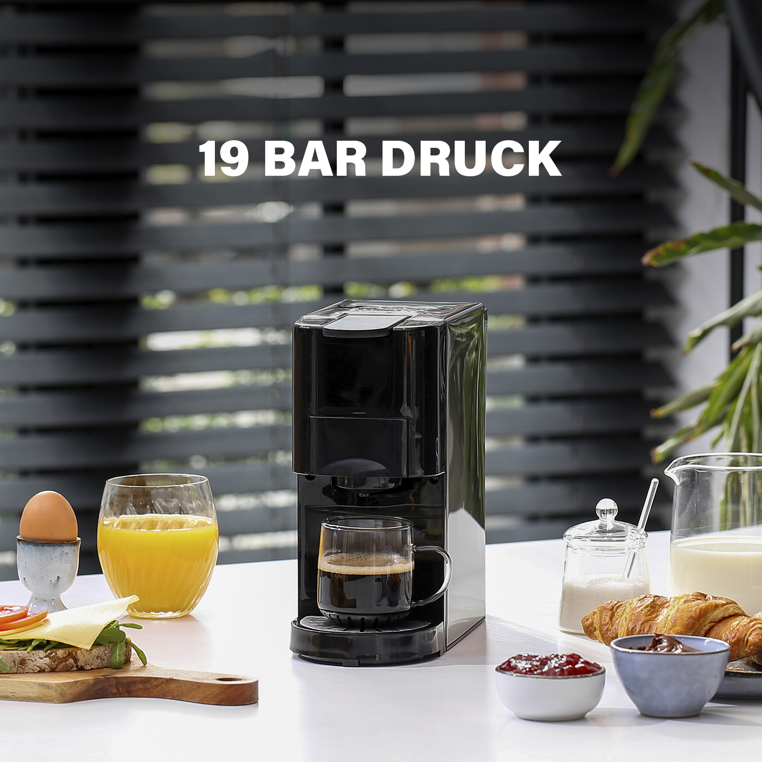Nahaufnahme einer Kaffeemaschine, die Kaffee einschenkt.
